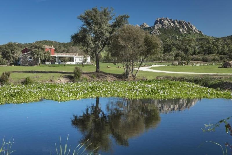 Отель Li Neuli Country Club Сан-Панталео Экстерьер фото
